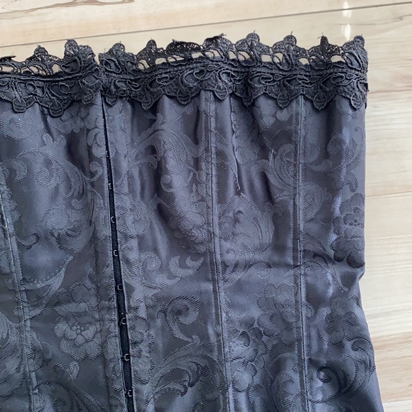 Fredericks of Hollywood Black Corset w/ Feather Belt - Picture 2 of 9